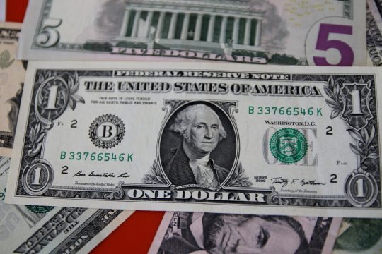 دلار آمریکا قدرت خود را حفظ می کند