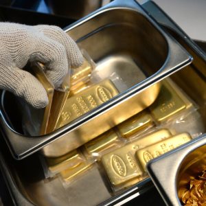 قیمت طلا به دلیل هزینه های گمرک بالا است