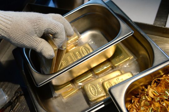 قیمت طلا به دلیل هزینه های گمرک بالا است