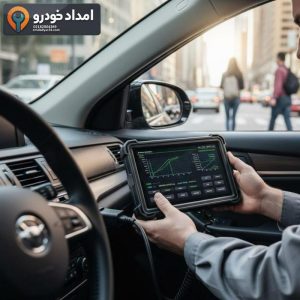 خودروی متوقف‌شده در لاین اضطراری بزرگراه تهران در شب با مثلث خطر و برج شهر در پس‌زمینه